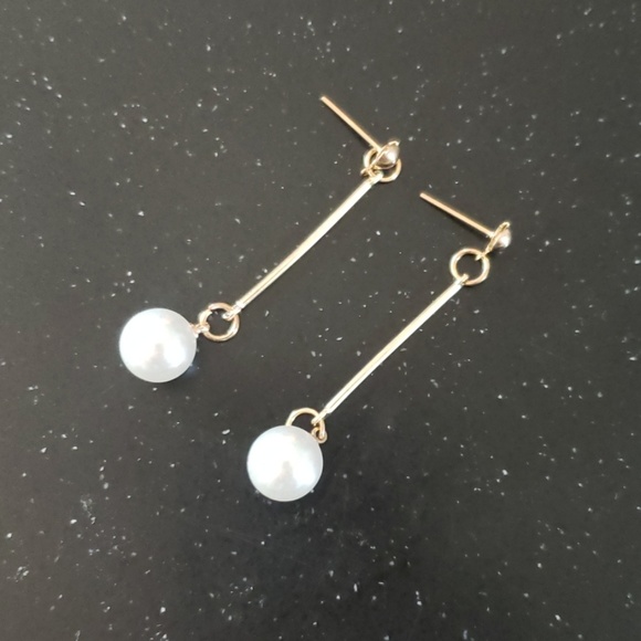 Jewelry - Pearl drop earrings